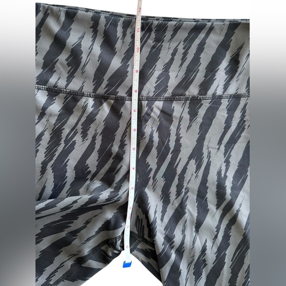ZYIA Light n Tight Hi Rise Capri Crop Leggings Grey Black Zebra Print Size 12 - Picture 3 of 5